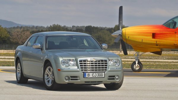 Преди Барак Обама да стане първият афро-американски президент на САЩ, той притежава Chrysler 300C. Американският седан е снабден с 5,7-литров V8 двигател под капака и е в сив отенък. Обама решава да замени този Chrysler за по-екологично съобразен Ford Escape Hybrid, преди да влезе в Белия дом. През 2012 г. новият собственик на този Chrysler 300C не успява да продаде автомобила, който тогава е навъртял към 35 000 за 1 млн. долара.